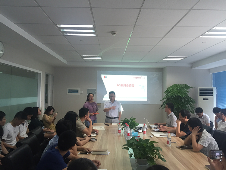 董事長(zhǎng)親自為委員會(huì)頒獎(jiǎng)