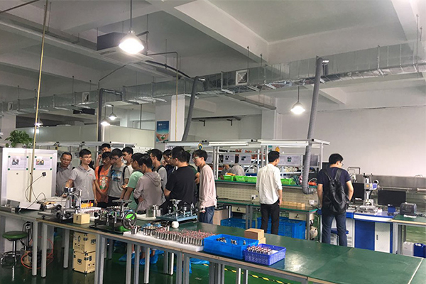 百余師生來我司進行實地交流學習