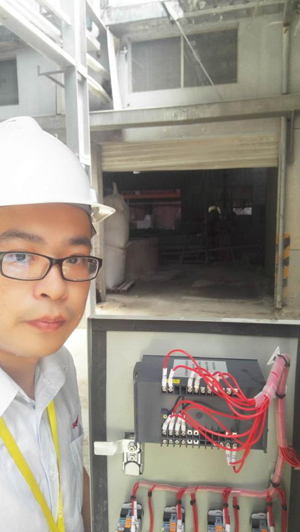 他開車兩小時(shí)，到四十多℃高溫現(xiàn)場(chǎng)，為客戶服務(wù)